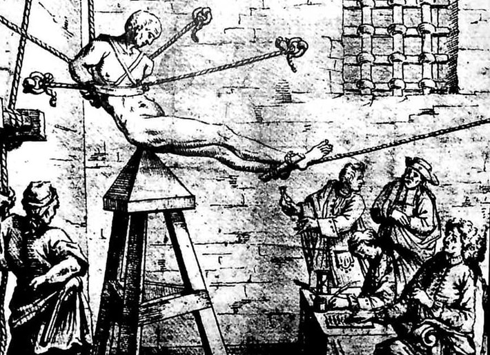 Khung Judas hay còn gọi "cái nôi của kẻ phản bội" được thiết kế như một ghế ngồi hình kim tự tháp. Nạn nhân sẽ bị trói chặt tay chân và treo ở phía trên đỉnh kim tự tháp. Kế đến, người ta từ từ hạ nạn nhân xuống đồng thời kéo chân tay họ về các phía khác nhau khiến cho hậu môn của nạn nhân bị chọc sâu vào cái đỉnh kim tự tháp. Những kẻ phản bội thường phải chịu hình phạt tàn khốc này và thường chết do nhiễm trùng hậu môn.