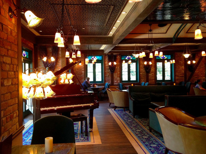 Club 33 là câu lạc bộ bí mật, không phải ai cũng có thể đặt chân tới. Nằm ngay trung tâm quảng trường New Orleans (Mỹ), Club 33 do Walt Disney cho người xây dựng. Tuy nhiên, Walt Disney qua đời trước khi Club 33 hoạt động.