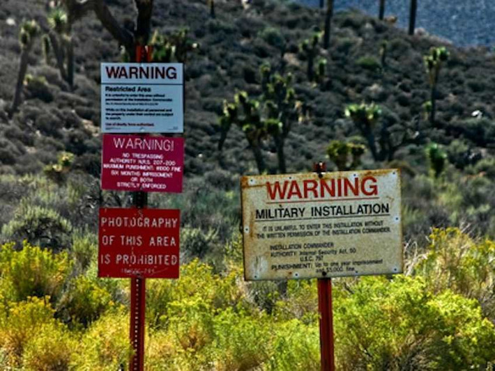 Area 51 hay còn gọi Khu vực 51, Vùng 51 là một trong những địa điểm tuyệt mật được canh gác nghiêm ngặt nhất thế giới. Trong suốt nhiều thập kỷ, những gì diễn ra bên trong Khu vực 51 tuyệt mật của Mỹ luôn là bí ẩn với thế giới. Nhiều giả thuyết đã được đưa ra như đây là nơi Mỹ che giấu những bí mật về UFO, người ngoài hành tinh.