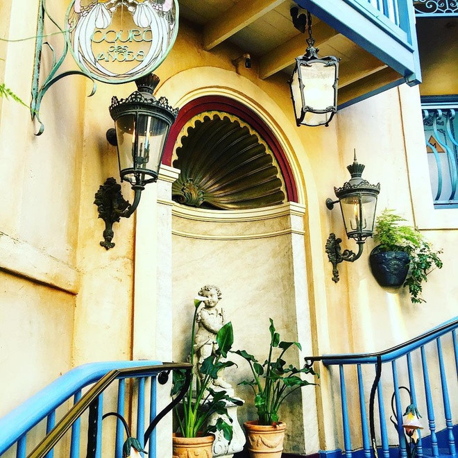 Mọi hoạt động của khách tại Club 33 đều được giữ bí mật tuyệt đối. Theo một số nguồn tin, chi phí để vào đây là 25.000 USD, phí thường niên là 10.000 USD/năm. Đặc biệt, danh sách khách chờ để vào địa điểm này đã kéo dài tới 14 năm.