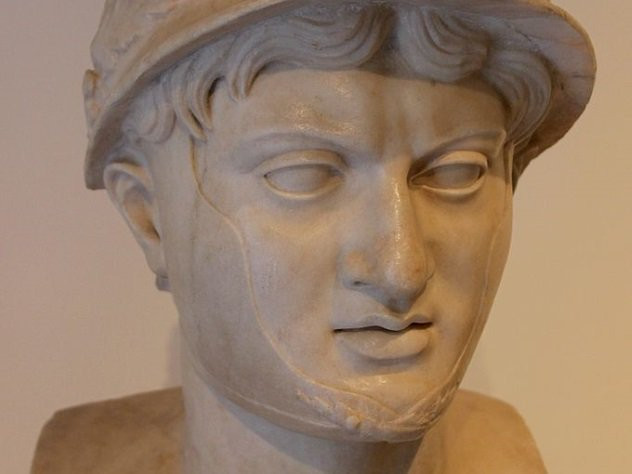 Pyrrhus là vị tướng huyền thoại của Hy Lạp. Ông thường cùng các tướng sĩ xông pha trận mạc. Tuy nhiên, trong một cuộc diễu hành ở Argos, Pyrrhus bị một người phụ nữ giết chết. Cụ thể, một người phụ nữ đã theo dõi buổi diễu hành của Pyrrhus từ trên mái nhà. Con của người phụ nữ này có ý định giết Pyrrhus bằng một chiếc giáo nhưng nhanh chóng bị vị tướng quân này phát giác. Thấy người con bị bắt, người mẹ đã ném những viên ngói trúng đầu Pyrrhus. Hành động này đã khiến Pyrrhus bị ngã ngựa và qua đời không lâu sau đó.