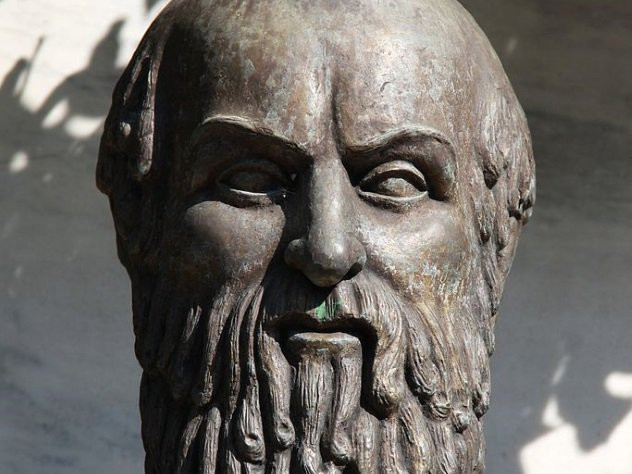 Aeschylus là tác giả nổi tiếng của Hy Lạp thế kỷ 5 TCN. Ông được coi là cha đẻ của bi kịch Hy Lạp. Một con đại bàng đã lầm tưởng chiếc đầu hói của Aeschylus là tảng đá nên đã thả con rùa xuống để đập vỡ lớp mai cứng. Sự nhầm lẫn tai hại này đã khiến Aeschylus mất mạng.