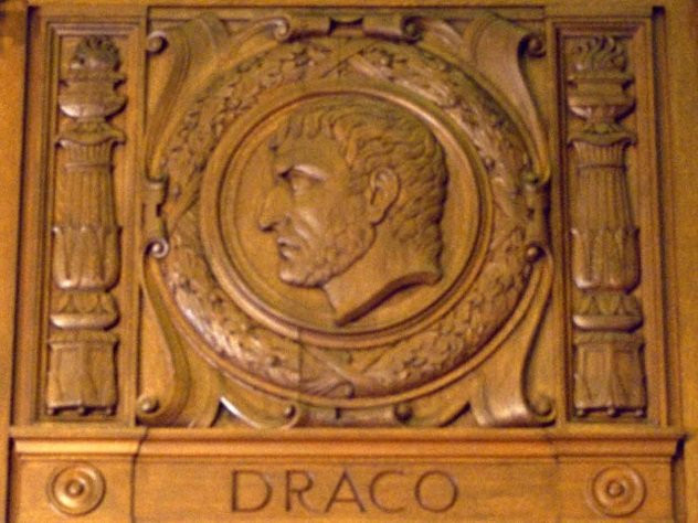 Draco là nhà lập pháp nổi tiếng của Hy Lạp. Tuy nhiên, ông đã qua đời sau bài phát biểu ở Nhà hát Aeginetan. Cụ thể, sau khi hoàn thành bài phát biểu, khán giả có mặt tại đó có những hành động tán dương bài diễn thuyết của ông như tung, ném áo choàng, áo sơ mi và mũ về phía Draco. Thật không may là số áo mũ đó quá nhiều nên đã vùi lấp nhà lập pháp trong đó. Hậu quả là ông bị ngạt thở đến chết trong đống quần áo của hàng trăm người.