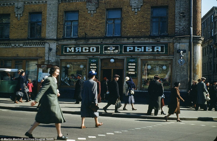 Dòng người tấp nập ở quận Arbat, Moscow, Liên Xô. Sử gia người Mỹ Douglas Smith đã tìm thấy bộ ảnh của Tướng Manhoff nên đã công bố chúng để mọi người cùng chiêm ngưỡng.