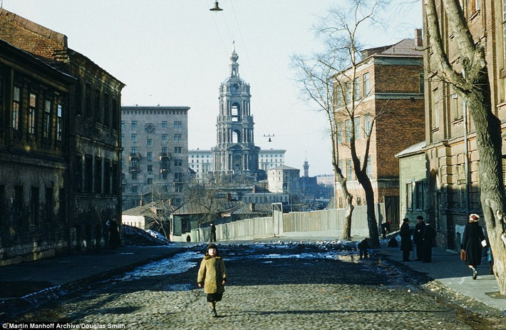 Tướng Martin Manhoff đã làm việc ở Đại sứ quán Mỹ tại Moscow từ tháng 2/1952 - 6/1954. Trong hơn 2 năm, Tướng Manhoff đã chụp nhiều hình ảnh về Liên Xô tuyệt đẹp. Trong ảnh là một đứa trẻ đi bộ trên một con đường ở Moscow.