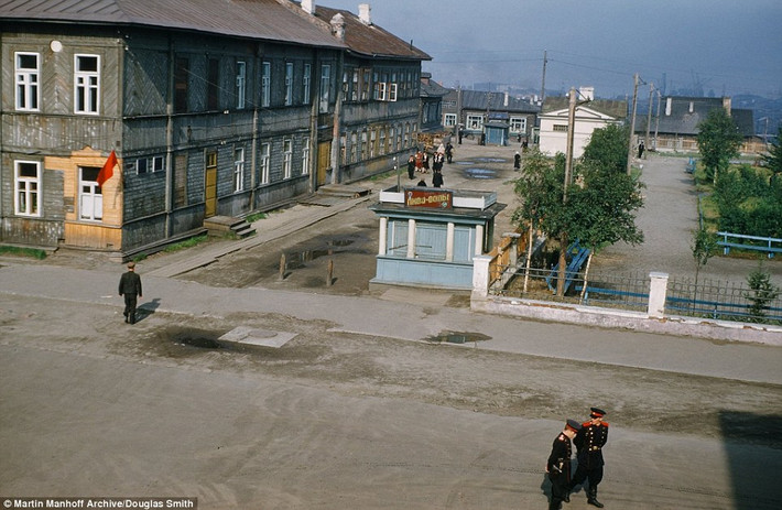 Các quan chức Liên Xô trên đường phố ở Murmansk.