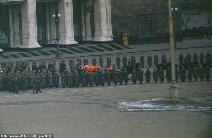 Hàng trăm binh sĩ Liên Xô trong một đám tang cấp nhà nước ở thủ đô Moscow.