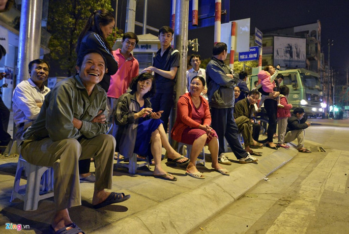 Ông Hoàng Văn Phúc (ở đường Quang Trung, quận Hà Đông) cho biết ông sẽ chờ tại đây đến sáng để được tận mắt thấy đoàn tàu đường sắt trên cao lần đầu tiên xuất hiện tại Việt Nam.