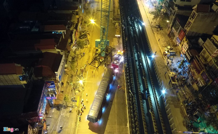0h45, đầu máy đầu tiên được đưa từ bãi tập kết trong khu đô thị Văn Phú tới ga La Khê.