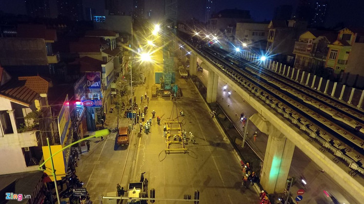 22h30 tại khu vực ga La Khê (quận Hà Đông, Hà Nội), hai máy cẩu cỡ nhỏ và một chiếc cẩu cỡ lớn (cao 40 m) sớm được điều động đến chuẩn bị lắp đặt các toa tàu đường sắt trên cao.