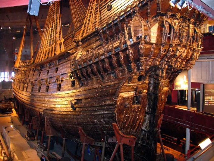 Chiến hạm Vasa của Thụy Điển được đóng từ năm 1626 - 1628. Tuy nhiên, ngay trong chuyến hải trình đầu tiên năm 1628, con tàu bị chìm sau khi rời cảng 1.300m. Đến năm 1961, Thụy Điển trục vớt tàu Vasa trong tình trạng gần như còn nguyên vẹn và hiện được trưng bày tại bảo tàng Vasa ở Stockholm.