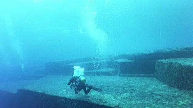 Năm 1987, khu tưởng niệm Yonaguni ở dưới đáy biển Nhật Bản được phát hiện bất ngờ. Một số người cho rằng, Yonaguni được hình thành một cách tự nhiên nhưng cũng có người suy đoán nó được con người thực hiện.