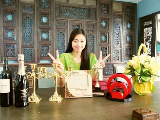 Ngoài ra, cô còn sở hữu một căn biệt thự khác. Một số hình ảnh được tiết lộ cho thấy nội thất của ngôi nhà chủ yếu là gỗ, nhiều vị trí được chạm trổ rất công phu.