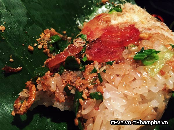 2. Xôi “nhà xác”: Sở dĩ có cái tên gọi rùng rợn này là do xe xôi được đặt ngay đối diện nhà tang lễ trên đường Nguyễn Tri Phương (Quận 5). Xôi được để trong lá chuối, khi cầm nóng rẫy cả tay. Một gói xôi gồm một miếng xôi trắng bằng lòng bàn tay, phủ lên trên có pate mỏng, lạp xưởng, chà bông, đậu phộng và rưới chút mỡ hành phi… nhìn vô cùng hấp dẫn.