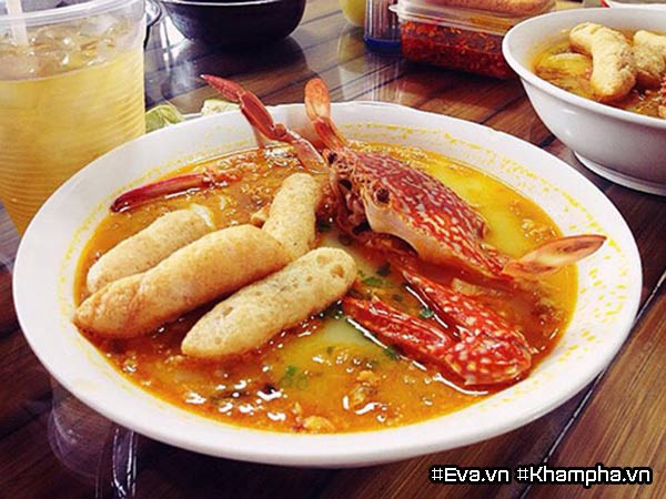 8. Bánh canh ghẹ: Có rất nhiều giả thuyết về nguồn gốc của bánh canh ghẹ nhưng ai ai đến Sài Gòn cũng phải công nhận, bánh canh ghẹ ở Sài Gòn rất ngon và độc đáo, lạ miệng. Món ăn không chỉ thu hút bởi hương thơm đặc trưng, mà còn mê hoặc thực khách bởi con ghẹ to óng ả, chắc nịch và giá cả lại rất phải chăng.