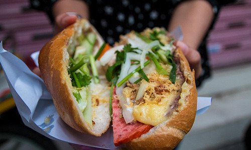 3. Bánh mì “ô môi” cũng là món ngon Sài Gòn nổi tiếng: Từ lâu, Sài Gòn đã được xem là nơi sinh ra món bánh mì kẹp thịt kiểu Việt nổi tiếng và nếu có địa chỉ bánh mì Sài Gòn nào được nhiều trang mạng quốc tế đề cập và giới thiệu nhiều nhất, có lẽ đó chính là hàng bánh mì "huyền thoại" nhiều người quen gọi là "bánh mì ô môi" nằm trên đường Lê Thị Riêng (Quận 1). Với giá bán lên đến 30.000đ/ổ, nhưng mỗi buổi chiều tối đến tận đêm khuya, lúc nào cũng có một đoàn người với hàng chục xe máy ô tô lớn nhỏ đứng chật dười lòng đường Lê Thị Riêng để xếp hàng mua bánh.