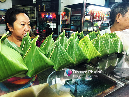 10. Xôi cade: Không có cái tên dễ hình dung như các loại xôi bình thường, xôi cade được làm từ gạo nếp dẻo thổi chung với nước cốt dừa thơm lừng, phần cade được làm từ nguyên liệu đơn giản lòng đỏ trứng, sữa, đường theo một công thức riêng đòi hỏi sự tỉ mỉ và tay nghề của người chế biến để có được lớp cade thơm ngon, mịn màng. Món xôi này cách đây hàng chục năm được người Hoa du nhập vào Sài Gòn mang theo và lấy làm phương tiện mưu sinh, vậy nhưng đến nay, khắp Sài Gòn cũng chỉ còn duy nhất một xe xôi nhỏ trụ lại ở góc ngã tư Trần Phú giao với Nguyễn Tri Phương (Quận 5).