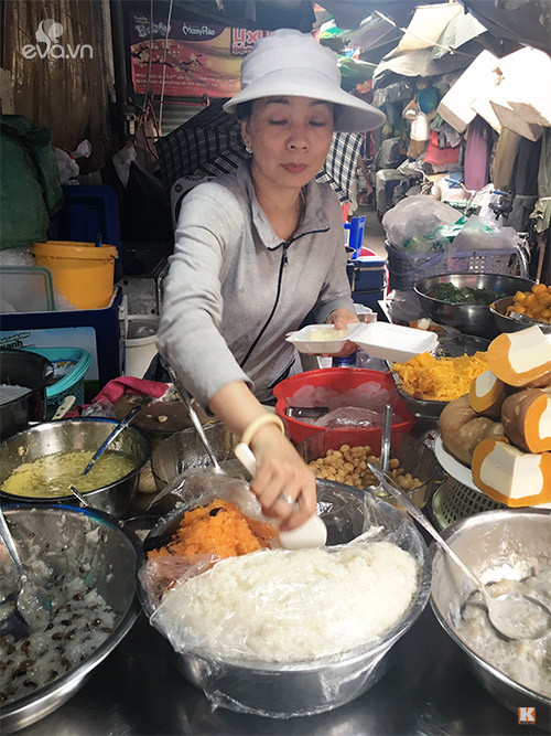 5. Chè Cam: Chè Cam tên nghe lạ nhưng thực chất là cách gọi chung của các món chè có xuất xứ từ người Campuchia sống tại Sài Gòn. Chè Campuchia có nhiều điểm khác biệt với chè Việt, trong đó, đặc trưng nhất phải kể đến việc tất cả các vị chè đều được chế biến từ đường thốt nốt chứ không phải đường phèn hay đường kính trắng. Những nguyên liệu nấu kèm khác cũng rất đặc sắc và lạ mắt như bí chưng, chuối xào dừa, mì trứng sợi vàng, sầu riêng cốt dừa… Bạn có thể thưởng thức chè Cam tại khu chợ Lê Hồng Phong (Quận 10, Tp.HCM).