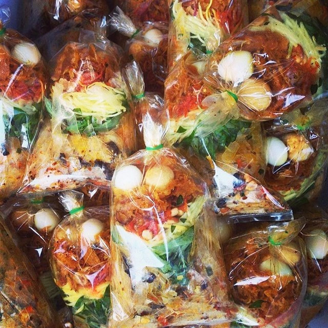 9. Bánh tráng trộn: Với người miền Bắc, bánh tráng chỉ để cuốn nem, gỏi nhưng với người Sài Gòn, “bánh tráng trộn” là món ăn chơi ngon tuyệt vời với nguyên liệu gồm bánh tráng mềm mềm, dai dai và đầy ắp khô bò, xoài, trứng cút... và nước sốt chua ngọt cực hấp dẫn.