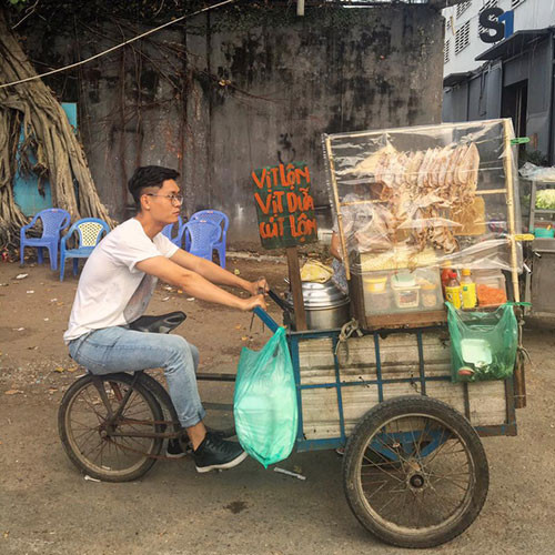 4. Vịt dữa: Thực chất, “vịt dữa” không hề tồn tại trên đời. Món ăn này có cái tên chính xác là “vịt vữa”. Loại trứng này về cơ bản là bị ung, nên khi luộc lên sẽ khá nặng mùi, hơi khai và thối. Tuy nhiên, một số người lại “nghiện” cái mùi và vị của trứng vịt ung này, cho rằng nó có vịt ngậy ngậy, béo béo, không bị nghẹn như ăn trứng gà tươi. Vịt dữa được bán trên những xe hàng rong khắp mọi ngóc ngách Sài Thành.