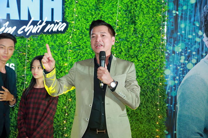 Trong buổi ra mắt phim tại Hà Nội, Quang Minh xuất hiện lẻ bóng, vắng mặt bà xã Hồng Đào.