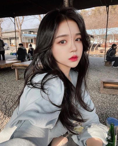 Hot girl Hàn Quốc Seo Hyun-joo xuất hiện ở ga tàu với diện mạo vô cùng thu hút, xinh đẹp.