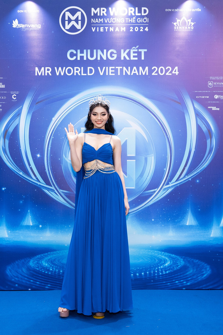 Á hậu Minh Kiên diện đầm xanh dịu dàng.