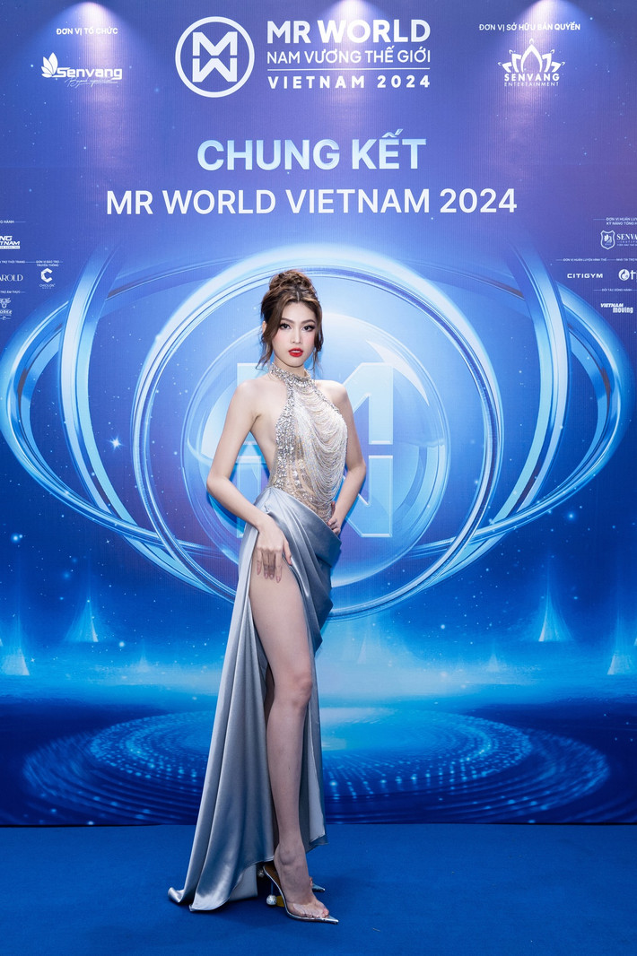 Á hậu Ngọc Thảo tỏa sáng trên thảm đỏ cùng thiết kế hở lưng trần, khoe cặp chân thon.