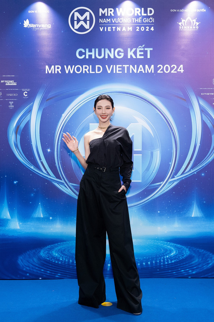 Hoa hậu Thùy Tiên cá tính với cây đen.