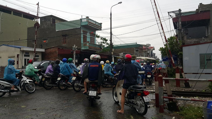 Giao thông đi lại khó khăn sau bão.