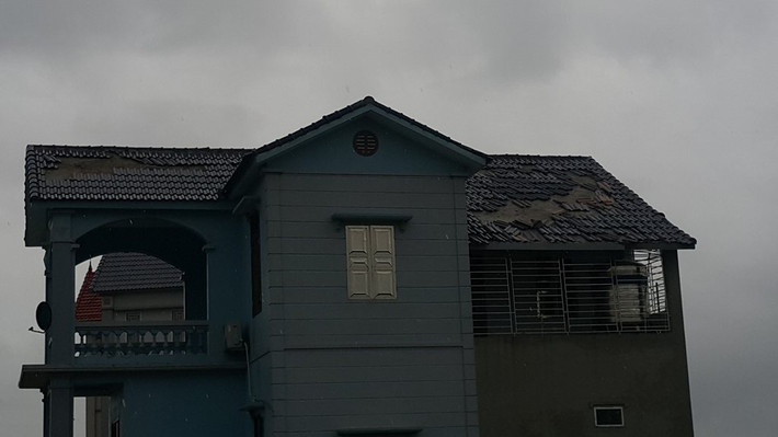 Một nhà cao tầng ở TP Thái Bình cũng bị gió thổi tung mái ngói.