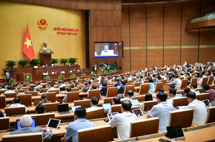 “Vấn đề ngập úng đô thị do san lấp ao hồ, tình trạng này diễn ra phức tạp do một số nguyên nhân như: Tác động của tự nhiên, biến đổi khí hậu ngày càng gay gắt; đô thị hóa diễn ra nhanh chóng, khả năng tiêu thoát nước giảm xuống; công tác quy hoạch chưa đáp ứng được dự báo cũng như đáp ứng các yêu cầu để phòng, chống ngập úng đô thị; việc triển khai thực hiện quy hoạch và do công tác lập, thực hiện các dự án đầu tư theo quy hoạch cũng chưa đáp ứng yêu cầu; ý thức của người dân còn chưa cao, việc xả rác thải vẫn còn diễn ra... dẫn đến là cản trở dòng chảy thoát nước”, Bộ trưởng Bộ Xây dựng Nguyễn Thanh Nghị khẳng định.