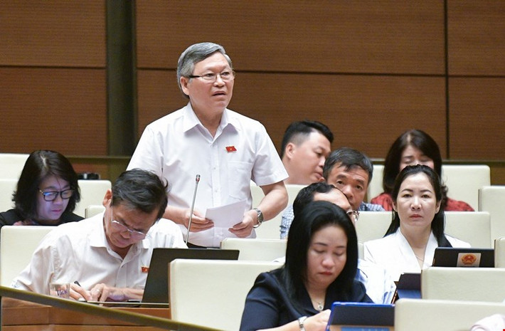 “Khi các dòng sông hay các hồ đập có nguy cơ suy cạn, người dân như ở Tây Nguyên hay một số địa phương khác phải dùng nguồn nước ngầm. Nguy cơ nước ngầm suy cạn là đang hiện hữu và đang có nguy cơ ô nhiễm. Cần giải pháp bảo vệ nguồn nước ngầm”, đại biểu Tô Văn Tám (Kon Tum) nêu ý kiến.