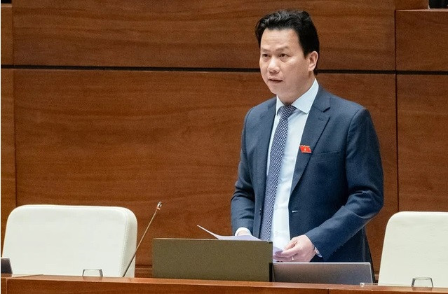 “Qua thanh tra cho thấy, các chủ dự án mỏ đã sai phạm về vi phạm công suất cho phép, khai thác ra ngoài ranh giới, hoặc khai thác nhưng không đảm bảo điều kiện, yêu cầu về bảo vệ môi trường. Bộ sẽ xử lý nghiêm các sai phạm, chuyển sang cơ quan chức năng điều tra”, Bộ trưởng Đặng Quốc Khánh trả lời đại biểu Lý Văn Huấn (Thái Nguyên) về tình trạng khai thác tài nguyên trái phép.