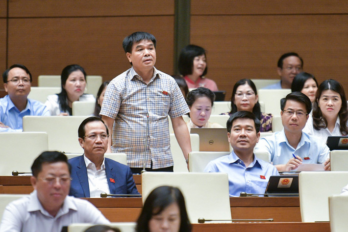 “Liên quan đến các “dòng sông chết”, theo trả lời của Bộ trưởng, các dòng sông bị ô nhiễm đi qua nhiều tỉnh và có mức độ xả thải lớn. Tôi đề nghị làm rõ trách nhiệm của Bộ trong việc tổ chức thực hiện Luật Bảo vệ môi trường khi để xảy ra trình trạng xả thải, ô nhiễm môi trường ngày càng tăng.”, Đại biểu Nguyễn Hữu Toàn (Lai Châu) tranh luận Bộ trưởng Đặng Quốc Khánh.