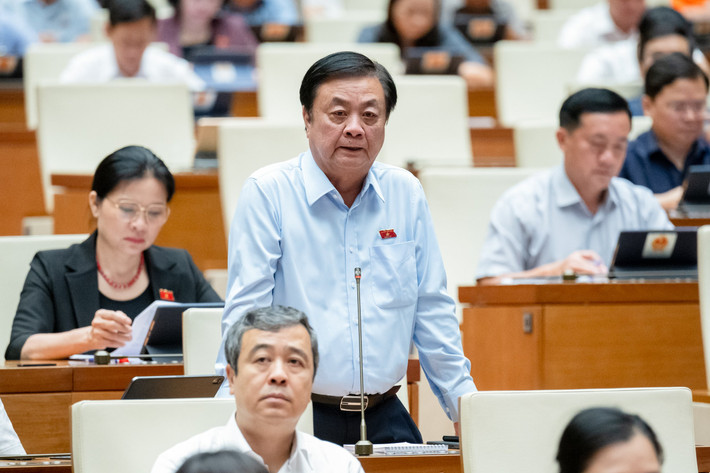 “Chúng ta đang ở trong kỷ nguyên khô hạn mang tính chất toàn cầu, trong đó Việt Nam lại là quốc gia bị tổn thương nhất. Vấn đề nước chúng ta phải tiếp cận ba chủ thể: số lượng nước, chất lượng nước và cách thức sử dụng nguồn nước. Chúng ta cần có “tuyên ngôn” với bà con nông dân cả nước rằng, chúng ta không phải là một quốc gia dư thừa nước…”, Bộ trưởng Nông nghiệp và PTNT Lê Minh Hoan nói.