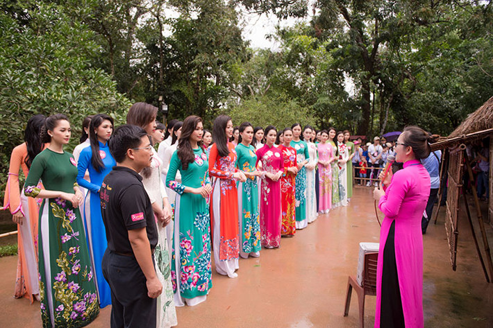 Sau khi dâng hương, các thí sinh được hướng dẫn đến thăm gian nhà tranh đơn sơ - nơi Bác đã gắn bó thời niên thiếu (từ cuối 1901 – 1906).