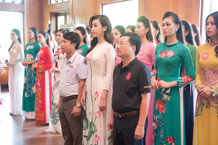 Dẫn đầu đoàn viếng thăm là ông Vũ Tiến – Phó trưởng BTC; Đương kim Hoa hậu Việt Nam Đỗ Mỹ Linh và đại diện tỉnh ông Nguyễn Bảo Tuấn – Giám đốc Khu di tích Kim Liên.