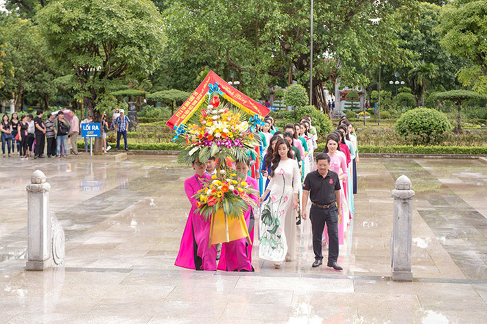 38 thí sinh của vòng Chung khảo phía Bắc đến dâng hương tại nhà tưởng niệm Khu di tích Kim Liên, Nam Đàn.