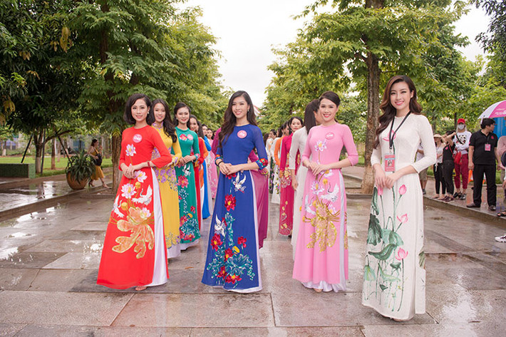 Diện áo dài nền nã, các thí sinh vòng Chung khảo phía Bắc Hoa hậu Việt Nam khoe vẻ đẹp dịu dàng. Đồng hành cùng dàn thí sinh là đương kim Hoa hậu Việt Nam Đỗ Mỹ Linh.
