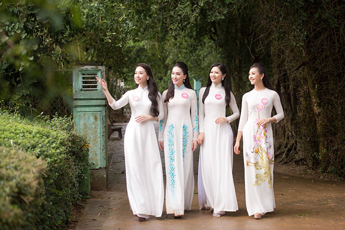 Dàn người đẹp Hoa hậu Việt Nam khoe sắc trong tà áo dài.