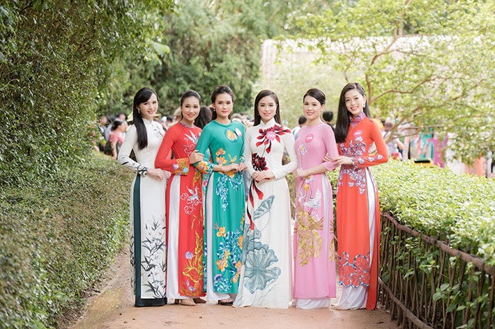 Tiếp nối các hoạt động của cuộc thi Hoa hậu Việt Nam 2018, mới nhất các thí sinh đã về thăm làng Sen quê Bác.