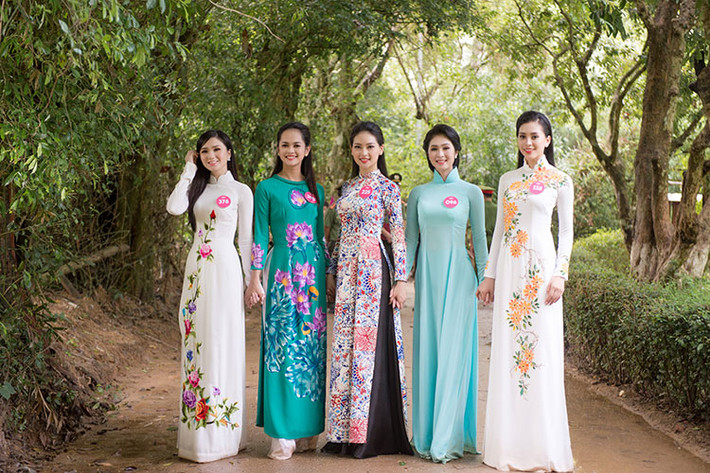 5 thí sinh miền Nam lần đầu đến thăm làng Sen: Nguyễn Thị Thu Tâm, Phạm Ngọc Khánh Linh, Đặng Thị Trúc Mai, Bùi Thị Yến Nhi, Trần Tiểu Vy.