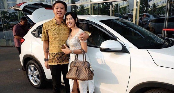 Chia sẻ về câu chuyện tình yêu hi hữu của mình, Rey Utami từng cho biết cô và chồng đã được giới thiệu và trò chuyện với nhau qua ứng dụng hẹn hò Tinder. Trước sự tấn công dồn dập của anh chàng không quá đẹp trai nhưng rất giàu có và tài năng, Rey Utami đã chính thức bị đốn gục.