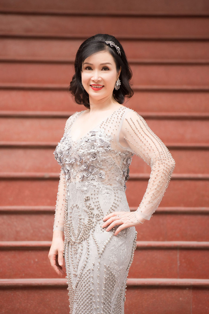 Hoa hậu Bùi Bích Phương dù không thể giữ được vóc dáng như thời son rỗi nhưng gương mặt của người đẹp vẫn rạng ngời, quý phái.