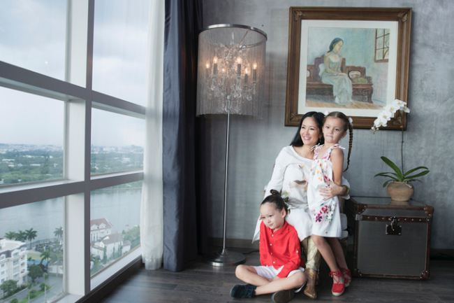 Trong từng bức hình, Hồng Nhung đều nở nụ cười rạng rỡ bên hai con Tôm và Tép. Nhiều khán giả còn cho rằng, nhìn hình ảnh của Hồng Nhung dường như chưa từng có biến cố nào xảy đến với cô.
