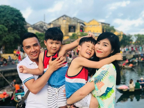 Được biết, sau một thời gian ly hôn với chồng cũ, BTV Nguyễn Hoàng Linh đã hẹn hò với quay phim Mạnh Hùng. Cả hai đã về sống chung được một thời gian khá dài.