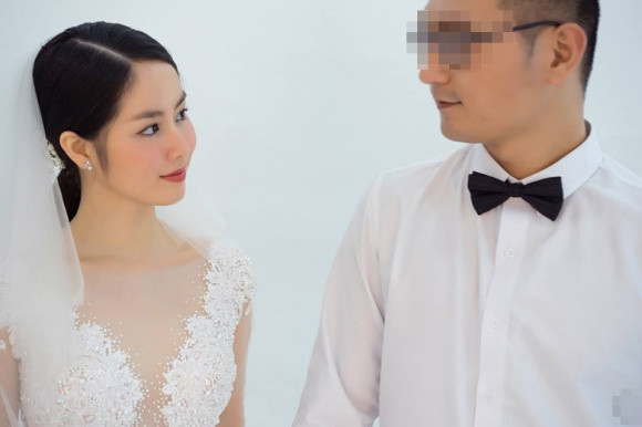 Sau hơn 1 năm im ắng, mới đây trên một số Fanpage đăng tải loạt ảnh cưới được cho là Võ Hồng Ngọc Huệ. Trong ảnh, cô gái có gương mặt giống với Ngọc Huệ e ấp bên một người đàn ông khá điển trai. Một số ý kiến cho rằng Võ Hồng Ngọc Huệ đã tìm được "bến đỗ" mới sau ồn ào giật chồng. Nhưng cũng có nhiều dân mạng hoài nghi đây chỉ là hình ảnh chụp quảng cáo của người đẹp.