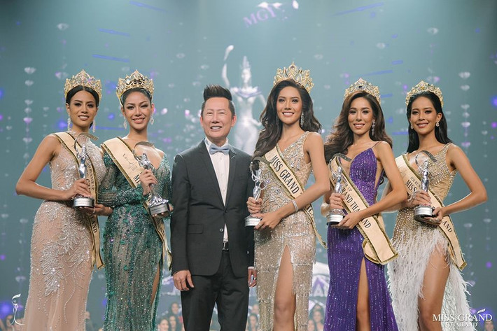 Bốn danh hiệu á hậu lần lượt được trao cho các người đẹp Jukjick Jirachaya thuộc tỉnh Nakon Pathom, Aink Ingchanok (đến từ Sakon Nakhon) Biw Nantapak (Buriram) và Tungmay Matawee (tỉnh Sa Kaeo). Trong đêm chung kết, các thí sinh đều diện đầm dạ hội gợi cảm, đính kết cầu kỳ.