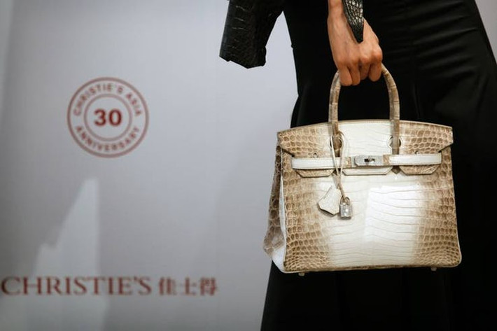 Túi Himalaya Niloticus Crocodile Diamond Birkin khoảng 6,6 tỷ đồng: Túi Birkin của Hermès được bán phổ biến nhất, cũng như đắt nhất vì màu sắc sống động và chú ý tỉ mỉ đến từng chi tiết, được làm thủ công từ cá sấu Niloticus với hơn 240 viên kim cương với phần cứng kim cương 18 karat và vàng trắng.